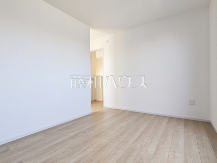 1号棟　居室　【日野市万願寺６丁目】
経年による色や風合いの変化を味わえ、木の香りが感じられる無垢フローリング。／撮影日2026/02/13