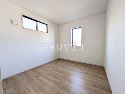 1号棟　居室　【日野市万願寺６丁目】
経年による色や風合いの変化を味わえ、木の香りが感じられる無垢フローリング　／撮影日2026/02/13