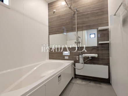 1号棟　浴室　【日野市万願寺６丁目】
換気機能によってバスルーム内のカビの発生を抑制できます。夜間や雨天時の洗濯物の乾燥に便利な乾燥機能も装備。　／撮影日2026/02/13