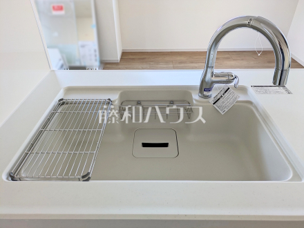 1号棟　キッチンシンク　【日野市万願寺６丁目】
いつでもおいしいお水が飲める浄水器一体型水栓も完備。ホースが伸びるためシンクのお掃除も楽々です。　／撮影日2026/02/13