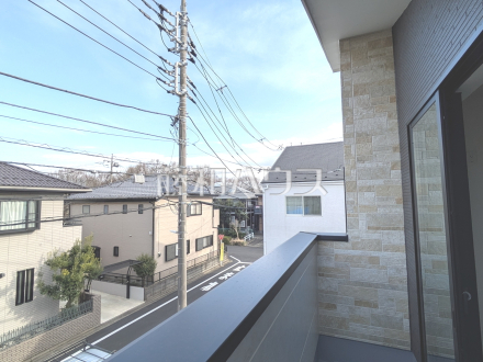 4号棟　バルコニー　【日野市万願寺６丁目】
バルコニーは二部屋分の長さがあり、洗濯物やシーツ類など干すのに便利な広さです。また南向きのため日差しも行き届き、洗濯物もよく乾きます。　／撮影日2026/03/07