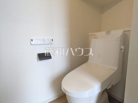 4号棟　トイレ　【日野市万願寺６丁目】
各階にトイレを設けておりますので、朝の忙しい時間などトイレの取り合いで喧嘩になることも少なそうですね。　／撮影日2026/03/07