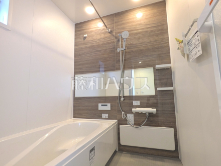 4号棟　浴室　【日野市万願寺６丁目】
換気機能によってバスルーム内のカビの発生を抑制できます。夜間や雨天時の洗濯物の乾燥に便利な乾燥機能も装備。　／撮影日2026/03/07