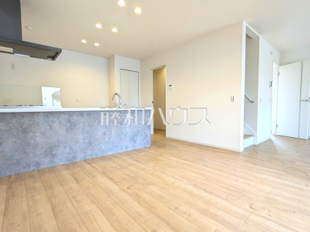 4号棟　リビング　【日野市万願寺６丁目】
乾燥しすぎず、埃も舞わずハウスダストが少ないクリーンな室内をキープする床暖房付きです。／撮影日2026/03/07