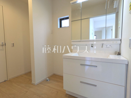 4号棟　洗面室　【日野市万願寺６丁目】
三面鏡付きの洗面台。鏡の裏にも収納があり、歯ブラシや化粧品等もすっきり収納できます。　／撮影日2026/03/07