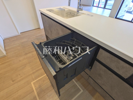 4号棟　食器洗浄乾燥機　【日野市万願寺６丁目】　ビルトイン食洗機は毎日の家事を軽減させてくれます。またワークトップも広々使え機能性も向上します。　／撮影日2026/03/07