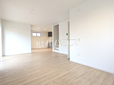 4号棟　リビング　【日野市万願寺６丁目】
リビングイン階段によりいつも家族を身近に感じられます。「行ってきます」「お帰りなさい」を感じ、コミュニケーションの取れる空間となりそうです。／撮影日2026/03/07