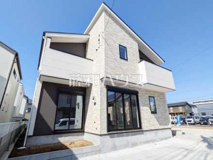 4号棟　外観　
お洒落で雰囲気のある佇まいに自然のやさしい潤いを纏ったこの家は、街に新たな表情を見せてくれることでしょう。将来にわたって流行に左右されず、永く住まう事を追求した本物の家です。／撮影日2026/03/07