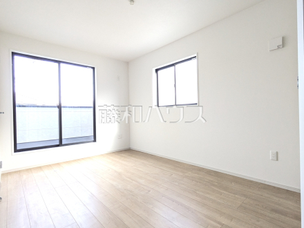 4号棟　居室　【日野市万願寺６丁目】
経年による色や風合いの変化を味わえ、木の香りが感じられる無垢フローリング。／撮影日2026/03/07