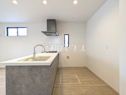 4号棟　キッチン　【日野市万願寺６丁目】
家族の為に料理をしてくれる人を考えたカウンターキッチン。料理中も会話が弾みます。／撮影日2026/03/07