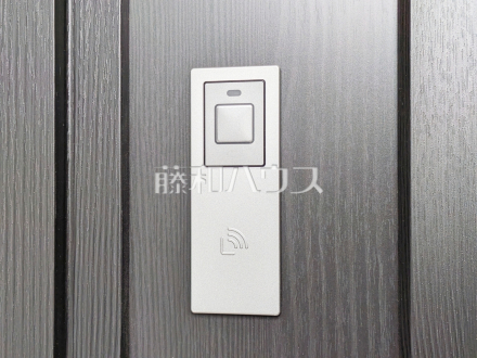 1号棟　玄関ドアのカードキー　【新座市石神２丁目】　玄関ドアのカードキーは非接触式のため、財布やパスケースにいれたままで施解錠できます！ ／撮影日2026/03/23