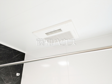 1号棟　浴室換気乾燥機　【新座市石神２丁目】　換気機能によってバスルーム内のカビの発生を抑制できます。夜間や雨天時の洗濯物の乾燥に便利な乾燥機能も装備。／撮影日2026/03/23