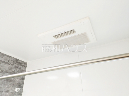 4号棟　冷暖房・空調設備　【新座市石神２丁目】　換気機能によってバスルーム内のカビの発生を抑制できます。夜間や雨天時の洗濯物の乾燥に便利な乾燥機能も装備。／撮影日2026/03/23