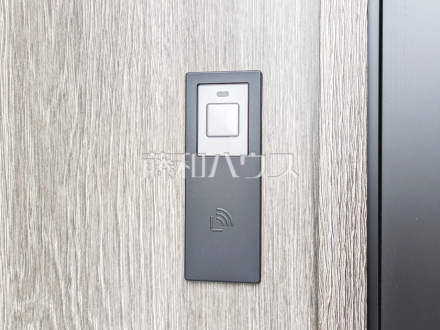 4号棟　玄関ドアのカードキー　【新座市石神２丁目】　玄関ドアのカードキーは非接触式のため、財布やパスケースにいれたままで施解錠できます！ ／撮影日2026/03/23