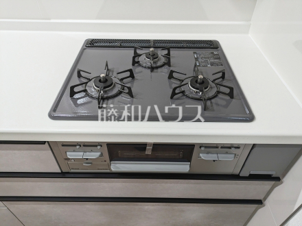4号棟　キッチンコンロ　【新座市石神２丁目】／撮影日2026/03/23