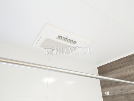 9号棟　浴室換気乾燥機　【新座市石神２丁目】　換気機能によってバスルーム内のカビの発生を抑制できます。夜間や雨天時の洗濯物の乾燥に便利な乾燥機能も装備。／撮影日2026/03/23