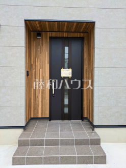 B号棟　玄関　【与那原町字与那原】／撮影日2026/03/05