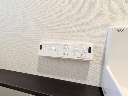 3号棟　温水洗浄便機能・手洗い　【三鷹市上連雀８丁目】　温水洗浄便機能付きトイレで清潔にご使用いただけます。 
／撮影日2025/12/11