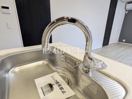 4号棟　浄水器一体型水栓　【三鷹市上連雀８丁目】　いつでもおいしいお水が飲める浄水器一体型水栓も完備 
／撮影日2025/12/26