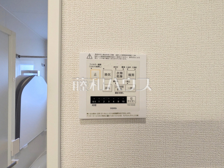 4号棟　浴室換気乾燥機リモコン　【三鷹市上連雀８丁目】　雨の日の強い味方！浴室換気乾燥機付きユニットバスで洗濯物が乾かせます。
／撮影日2025/12/26