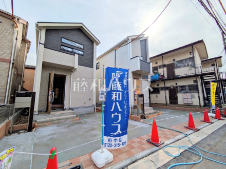 ≪現地外観≫お洒落で雰囲気のある佇まいに自然のやさしい潤いを纏ったこの家は、街に新たな表情を見せてくれることでしょう。【府中市是政１丁目】／撮影日2026/02/20