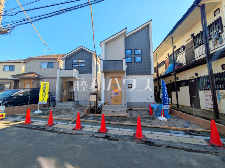 ≪現地外観≫足場が外れて実際の外観が見えてきました。完成までもう少しです。　【府中市是政１丁目】／撮影日2026/02/13