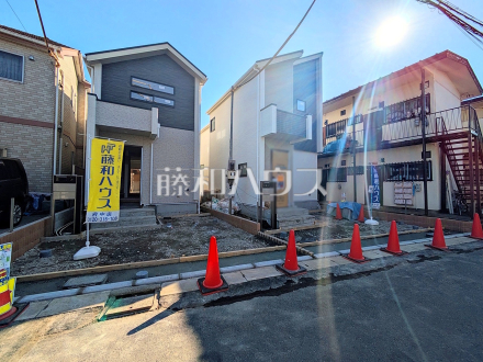 ≪現地外観≫モダンスタイリッシュな外観は永年お住まいになっても飽きの来ないシンプルな印象を与えてくれます。【府中市是政１丁目】／撮影日2026/02/13