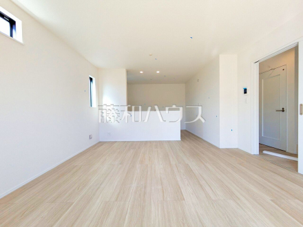 ≪1号棟　リビング≫大きなソファーを置いても圧迫感がない約16帖の広々LDK。窓からは陽光をたっぷり採り込み、明るく快適な団らん空間となっております。　【府中市日新町５丁目】／撮影日2026/03/08