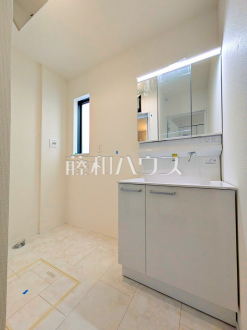 ≪1号棟　洗面所≫左右どちらからでも開閉できる便利な三面鏡洗面化粧台は、鏡裏には日常で使うものがたっぷり入ります。　【府中市日新町５丁目】／撮影日2026/03/08