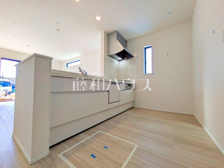 ≪1号棟　キッチン≫窓のある明るい空間！対面式なのでコミュニケーションの取りやすいキッチンです☆　【府中市日新町５丁目】／撮影日2026/03/08