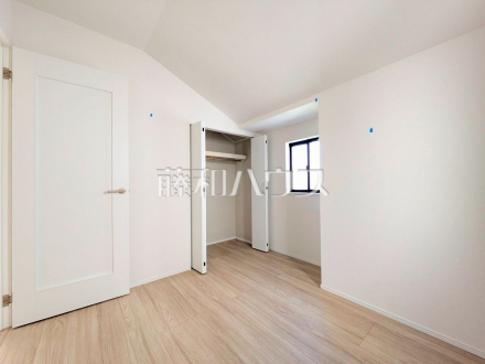 ≪1号棟　居室≫各居室は2面採光により、明るく開放的な空間となっています。【府中市日新町５丁目】／撮影日2026/03/08