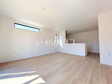 ≪1号棟　リビング≫採光溢れるリビングで、家族団らんのひと時をお過ごし下さい。　【府中市日新町５丁目】／撮影日2026/03/08