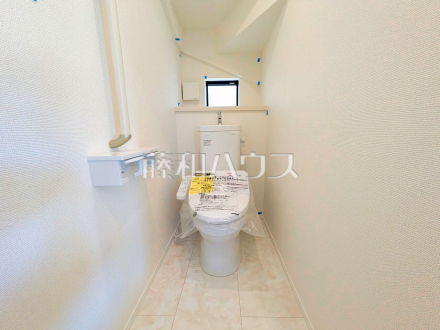 ≪1号棟　トイレ≫１、２階にウォシュレット付の省エネタイプのお手洗いが完備されております♪　【府中市日新町５丁目】／撮影日2026/03/08