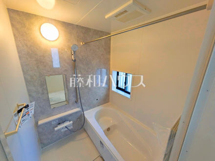 ≪1号棟　浴室≫ゆったり寛げる1坪タイプのユニットバス。疲れたからだを癒してあげてください。　【府中市日新町５丁目】／撮影日2026/03/08