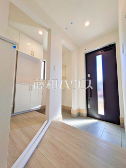 ≪1号棟　玄関≫自然光を取り入れ明るい空間になるよう設計された玄関です。【府中市日新町５丁目】／撮影日2026/03/08