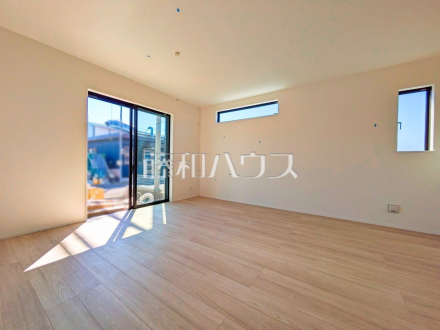 ≪1号棟　リビング≫ナチュラルな色を基調とした落ち着きのあるリビングダイニングは、リラックスできる癒し空間です。【府中市日新町５丁目】／撮影日2026/03/08