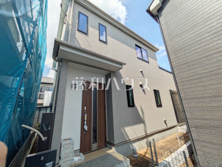 A号棟　外観　【日野市落川】
玄関はお家の顔！植栽やガーデングッズなどを利用し、お客様をお出迎えする玄関アプローチをオシャレに飾ってみてはいかがでしょうか。　／撮影日2026/04/11