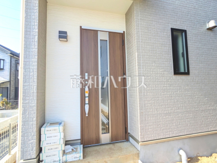 A号棟　玄関　【日野市落川】
見学はしたいけど、なかなか時間が取れない…そんな方に出勤前や仕事終わりにマイホームを見学できるサポートをいたします。　／撮影日2026/03/14