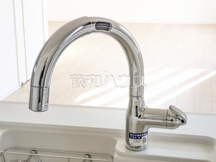 手をかざすだけで操作できるタッチレス水栓で料理や後片付けが楽になります。　【練馬区向山４丁目】／撮影日2026/02/06