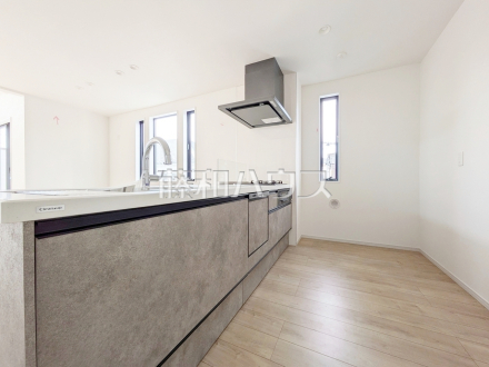 リビングにいるご家族を見渡せる対面キッチン。リビングからキッチンが見えるので、小さなお子様もママの様子が見えて安心ですね。　【練馬区向山４丁目】／撮影日2026/02/06