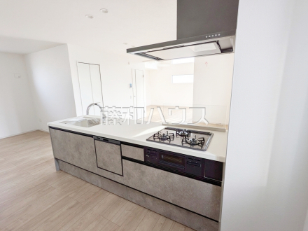 家族との会話も弾む対面式キッチン。3口ガスコンロは複数の調理を一度に行うことができ、レンジフードは見た目もスッキリしていてお手入れがしやすいです。　【練馬区向山４丁目】／撮影日2026/02/06