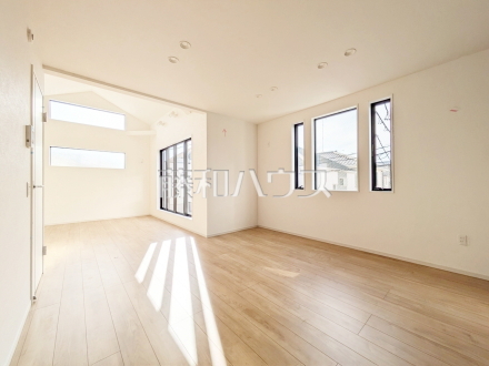 家族の存在を近くに感じ、心安らぐこの空間はいつも心地よく、気が付けば楽しい一日が終わろうとしている、そんな憩いのリビングです。　【練馬区向山４丁目】／撮影日2026/02/06