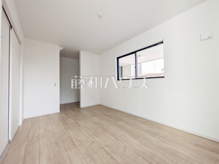 居室にはクローゼットを完備し、家具を置くスペースが確保しやすい設計がされております。　【練馬区向山４丁目】／撮影日2026/02/06