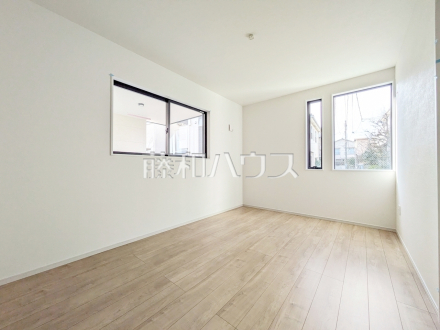 居室は2面採光により明るく開放的な空間となっています。　【練馬区向山４丁目】／撮影日2026/02/06