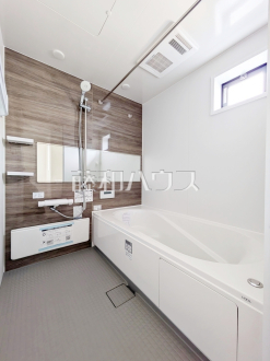 一日の疲れを癒してくれるバスルームは、ゆったりと半身浴をしながら読書を楽しんだりお子様と一緒に入浴したりと寛げる空間です。　【練馬区向山４丁目】／撮影日2026/02/06