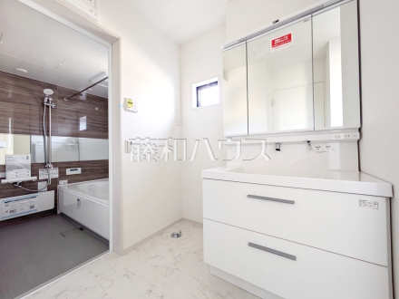 洗面室には三面鏡付きの洗面台。鏡の裏にも収納があり、歯ブラシや化粧品等もすっきり収納できて朝の準備がスムーズです　【練馬区向山４丁目】／撮影日2026/02/06