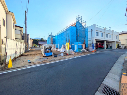 ≪接道状況≫まだまだ建築中ですが、ぜひ現地をご覧になりませんか？基礎・上棟の状態は建築中にしかご覧になれません！ 【府中市是政２丁目】／撮影日2026/01/16