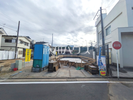 ≪現地外観≫まだまだ建築中ですが、ぜひ現地をご覧になりませんか？基礎・上棟の状態は建築中にしかご覧になれません！ 【府中市是政２丁目】／撮影日2025/12/13