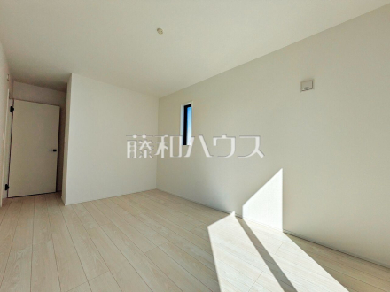 ≪1号棟　居室≫木目が美しいウッディなフローリングの居室は、穏やかで心安らぐ空間となるでしょう。　【府中市是政２丁目】／撮影日2026/03/08