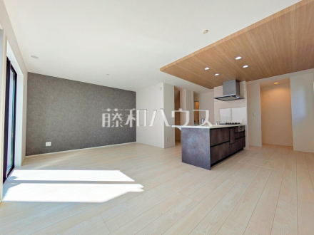 ≪1号棟　リビング≫大きなソファーを置いても圧迫感がない約18.5帖の広々LDK。窓からは陽光をたっぷり採り込み、明るく快適な団らん空間となっております。【府中市是政２丁目】／撮影日2026/03/08